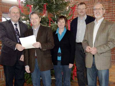 Vorsitzender Franz Hlscher berreicht Ludger Grafe einen Reisegutschein nach Berlin