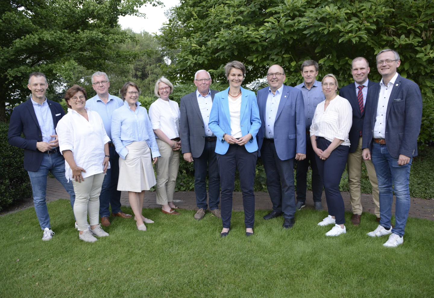 Geschäftsführender Vorstand der CDU Bakum mit ausscheidenden Mitgliedern und Gästen der Versammlung 